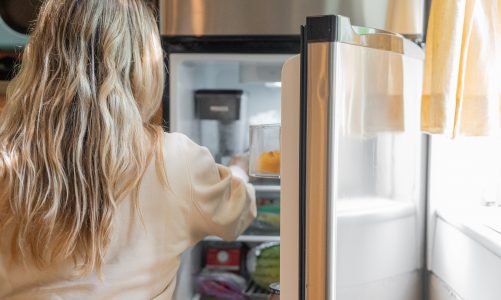 Zepsuty termostat w lodówce — jak usunąć usterkę? [objawy, przyczyny]