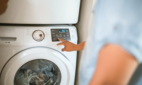 Jak odkamienić pralkę? Domowe sposoby na usunięcie kamienia